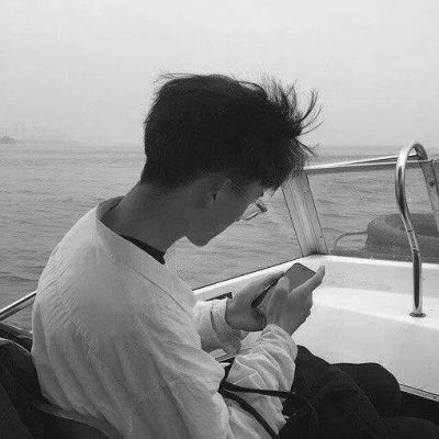 曾经撕心裂肺如今百毒不侵(小清新男生伤感黑白头像精选)图8