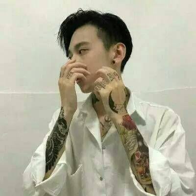 人人都善良却又彼此设防(抖阴头像男生纹身霸气帅哥最新)