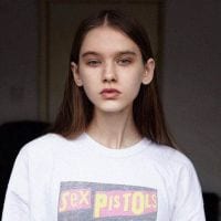 认真你就输了动情你就哭吧(欧美女生头像街拍小清新)