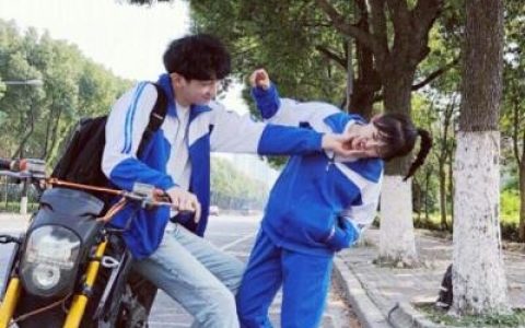 独一无二情侣头像适合00后(青春校园学生情侣头像合照两张)
