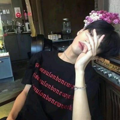 幸福是用来感觉的不是比较(个性落寞的微博头像男生帅气伤感)