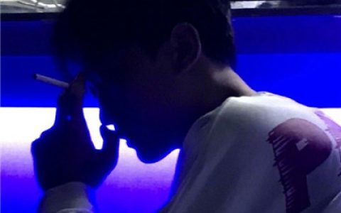 你酷得像风所以慢走不送(快手头像男生背影侧面超拽有范)