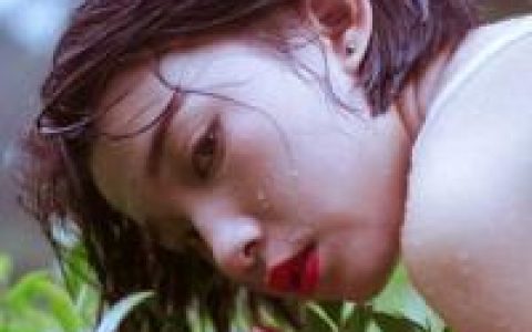 爱上你笑的天真以为遇到对的人(欧美女生头像小清新)