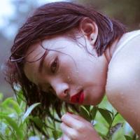 爱上你笑的天真以为遇到对的人(欧美女生头像小清新)