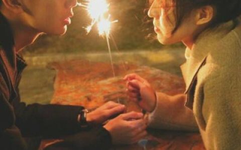往事随风爱恨随意(抖阴个性头像情侣一对两张浪漫甜蜜)