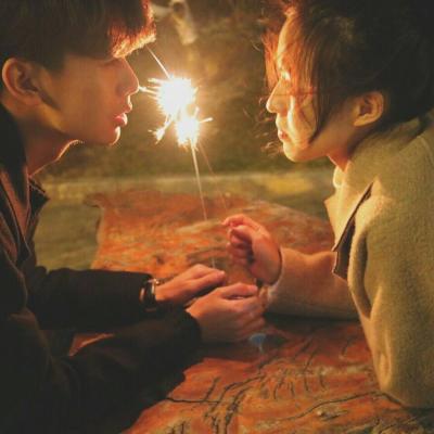 往事随风爱恨随意(抖阴个性头像情侣一对两张浪漫甜蜜)