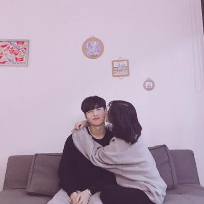 肩膀我给你苦笑我陪你(幸福情侣微博头像精选一对两张)
