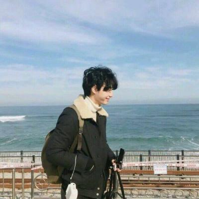 日暮月升星辰是你(情侣个性头像一男一女两张分开清新自然)图6