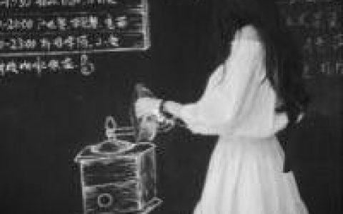 擦肩而过谁都没有回头(抖阴头像女生背影带帽黑白头像)