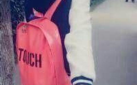 阳光再暖也不及你的怀抱(抖阴头像女生背影长发背书包萌萌哒)