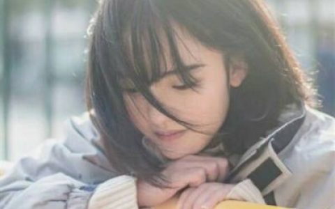 我喜欢的人也情深似海地喜欢着别人(清纯美女头像长发飘飘)