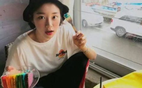 一边不想活一边努力活(90后短发气质美女头像最新)