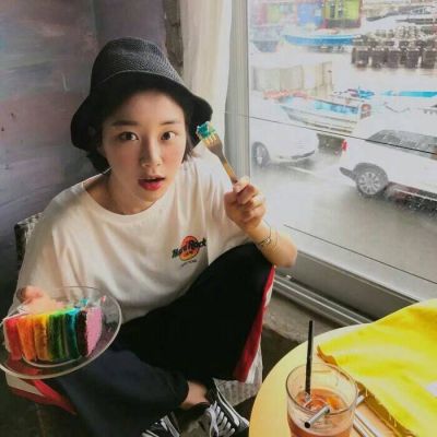 一边不想活一边努力活(90后短发气质美女头像最新)