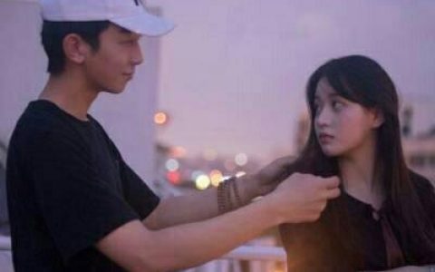 别跟堕落的人比堕落(简约唯美甜蜜浪漫的情侣头像一对两张)