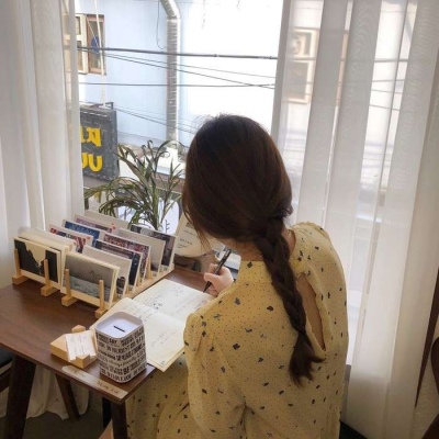 我避开人潮安静对你笑(女生背影头像可爱清新)图1 我避开人潮安静对你笑(女生背影头像可爱清新)图1