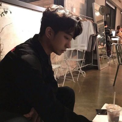 年少怎能不多情(成熟简单干净的水汽男生微博头像)图1