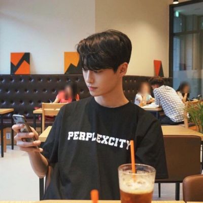 年少怎能不多情(成熟简单干净的水汽男生微博头像)图3