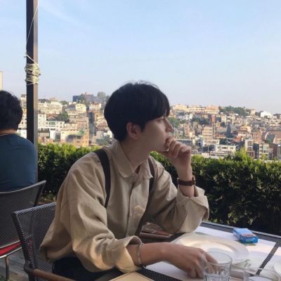 年少怎能不多情(成熟简单干净的水汽男生微博头像)图4