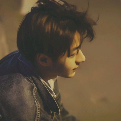 年少怎能不多情(成熟简单干净的水汽男生微博头像)图6