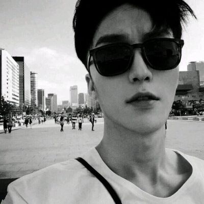 年少怎能不多情(成熟简单干净的水汽男生微博头像)图8