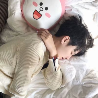 年少怎能不多情(成熟简单干净的水汽男生微博头像)图11