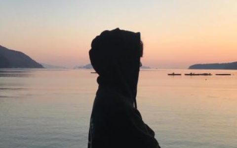生疏孤独的男生背影头像抖阴(抖阴头像男图片深沉男人背影)