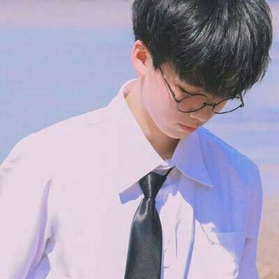 时间是让人猝不及防的东西(男生头像干净清新帅气高清头像)图3