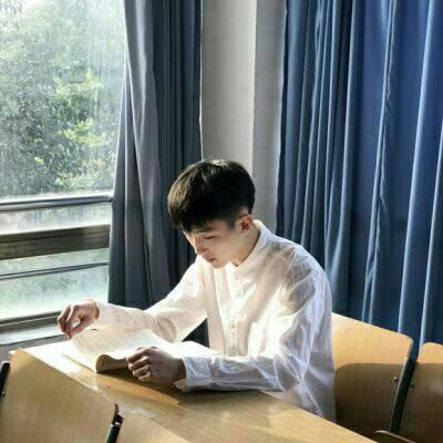 时间是让人猝不及防的东西(男生头像干净清新帅气高清头像)图2