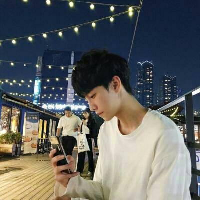 时间是让人猝不及防的东西(男生头像干净清新帅气高清头像)图9