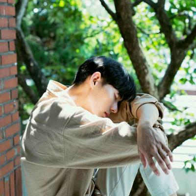 别人无心的话伤了有心的人(帅气伤感男生头像非主流小丑)