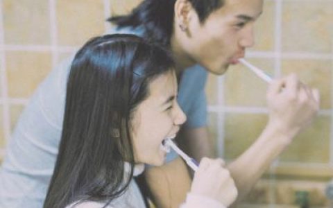 简单又好看的情侣头像经典一对(青春潮范情侣yy头像幸福俏皮)