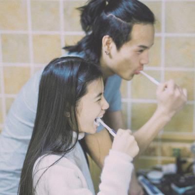 简单又好看的情侣头像经典一对(青春潮范情侣yy头像幸福俏皮)