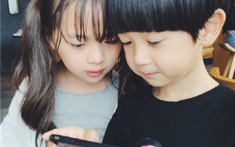 超可爱小孩情侣头像合照一人一张(最新萌娃情侣头像一对两张)