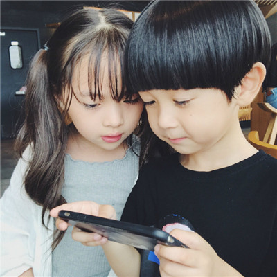 超可爱小孩情侣头像合照一人一张(最新萌娃情侣头像一对两张)