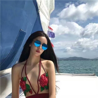 聚时一团火散时满天星(女生海边性感美女头像图片)