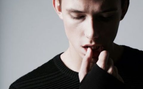 幸福的人是从来不晚睡的(欧美男生头像黑白成熟最新版本)