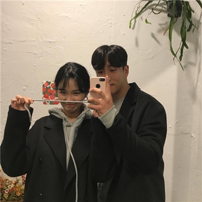 别人的拥抱再美也不温暖(潮流有范黑白灰系列情侣头像精选)图3