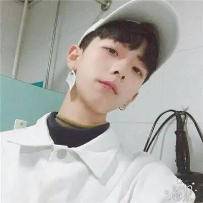 别人的拥抱再美也不温暖(潮流有范黑白灰系列情侣头像精选)图8
