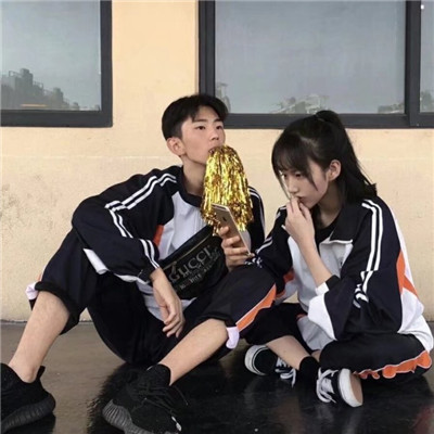 别人的拥抱再美也不温暖(潮流有范黑白灰系列情侣头像精选)图10