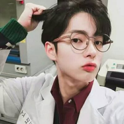 频频回头的人走不了远路(抖阴男生头像韩版原宿风最新)