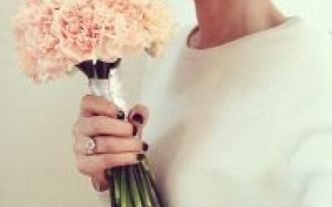 原谅我盛装出席只为错过你(捧花的女生头像最新)