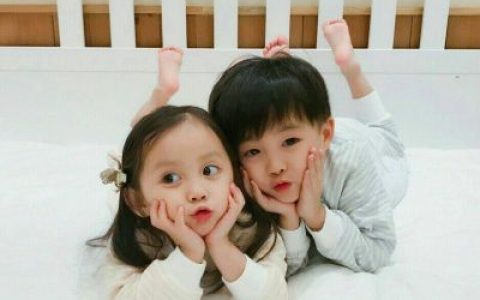 想待在你一边不愿意长大(超萌小孩头像情侣一对男孩女孩)