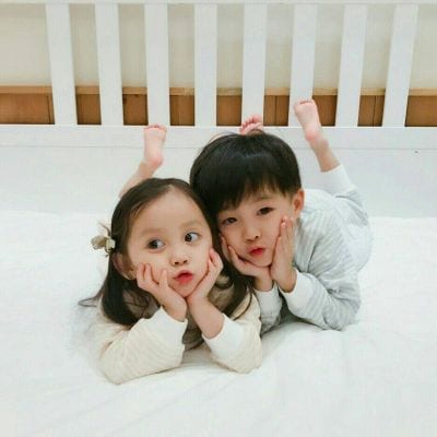 想待在你一边不愿意长大(超萌小孩头像情侣一对男孩女孩)