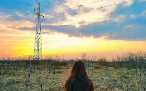 情侣头像背影一人一张一个人(热门情侣头像背影一男一女)