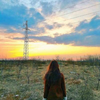情侣头像背影一人一张一个人(热门情侣头像背影一男一女)图
