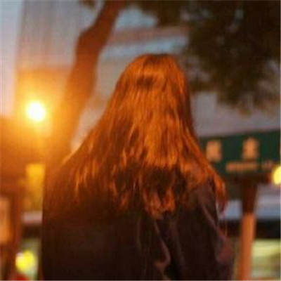 情侣头像背影一人一张一个人(热门情侣头像背影一男一女)图8