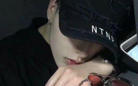 因为爱而变得没出息(00后一个人的伤感头像男生)