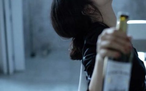 最后我们都是在跟一个人的人品过日子(心情低落的伤感女生头像想哭)