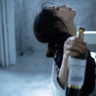 最后我们都是在跟一个人的人品过日子(心情低落的伤感女生头像想哭)