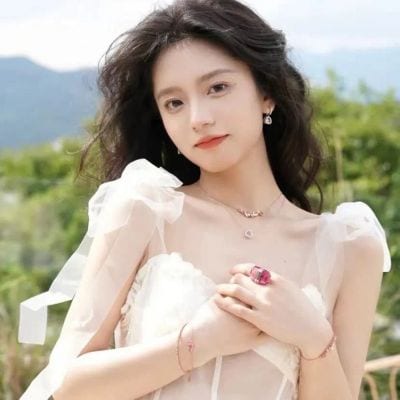赞美世间一切廉价与可得(清新绿色系女神好看的头像唯美)